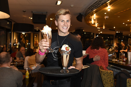 Promis kellnern für guten Zweck im Hard Rock Cafe Berlin