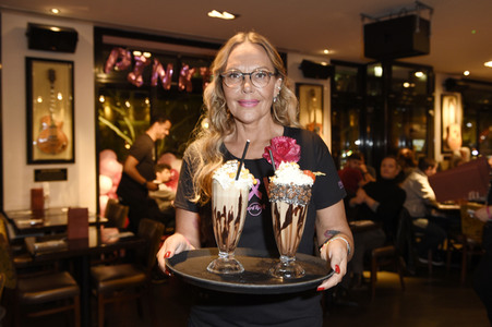 Promis kellnern für guten Zweck im Hard Rock Cafe Berlin