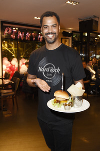 Promis kellnern für guten Zweck im Hard Rock Cafe Berlin