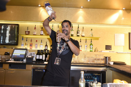 Promis kellnern für guten Zweck im Hard Rock Cafe Berlin