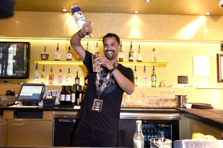 Promis kellnern für guten Zweck im Hard Rock Cafe Berlin