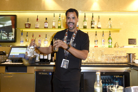 Promis kellnern für guten Zweck im Hard Rock Cafe Berlin