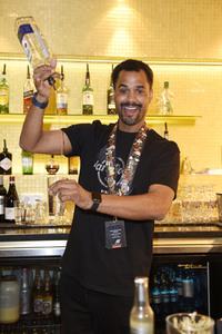 Promis kellnern für guten Zweck im Hard Rock Cafe Berlin