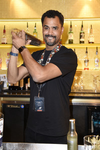 Promis kellnern für guten Zweck im Hard Rock Cafe Berlin