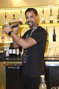 Promis kellnern für guten Zweck im Hard Rock Cafe Berlin