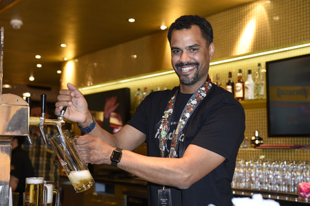 Promis kellnern für guten Zweck im Hard Rock Cafe Berlin