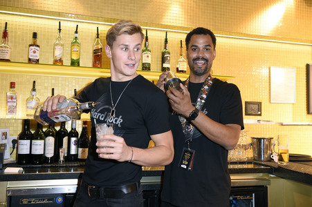 Promis kellnern für guten Zweck im Hard Rock Cafe Berlin