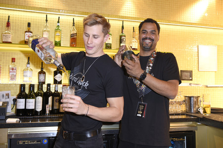 Promis kellnern für guten Zweck im Hard Rock Cafe Berlin