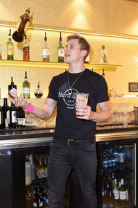 Promis kellnern für guten Zweck im Hard Rock Cafe Berlin