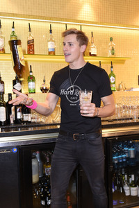 Promis kellnern für guten Zweck im Hard Rock Cafe Berlin