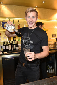 Promis kellnern für guten Zweck im Hard Rock Cafe Berlin