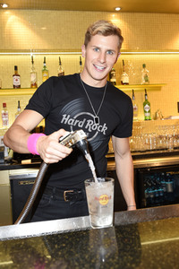 Promis kellnern für guten Zweck im Hard Rock Cafe Berlin