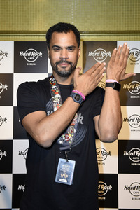 Promis kellnern für guten Zweck im Hard Rock Cafe Berlin