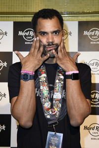 Promis kellnern für guten Zweck im Hard Rock Cafe Berlin