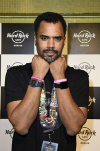 Promis kellnern für guten Zweck im Hard Rock Cafe Berlin