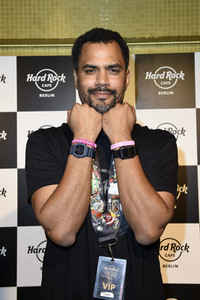 Promis kellnern für guten Zweck im Hard Rock Cafe Berlin