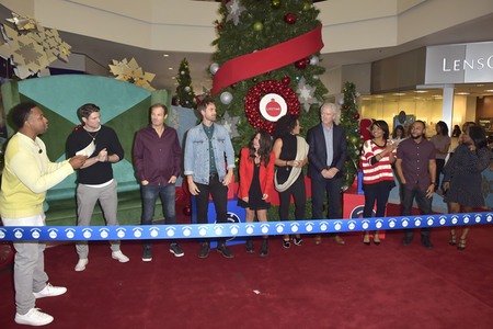 Eröffnung der 'Say Santa Photo Experience' in Glendale