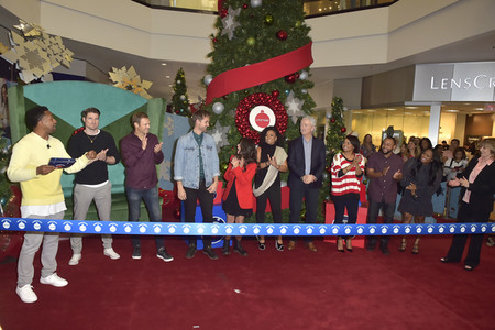 Eröffnung der 'Say Santa Photo Experience' in Glendale