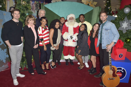 Eröffnung der 'Say Santa Photo Experience' in Glendale