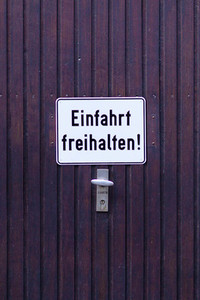 Symbolfoto Einfahrt freihalten