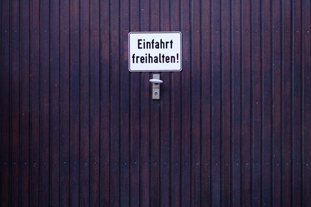 Symbolfoto Einfahrt freihalten