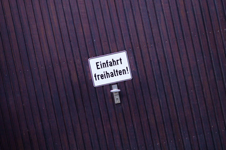 Symbolfoto Einfahrt freihalten