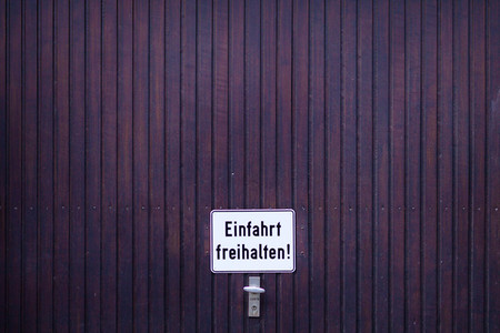 Symbolfoto Einfahrt freihalten