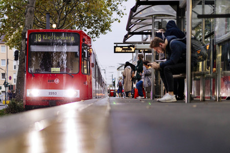 Symbolfoto Bahnhaltestelle