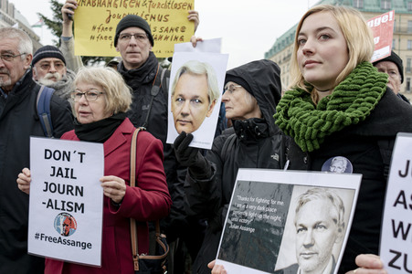 Enthüllung der Skupltur 'Anything to say?' in Berlin