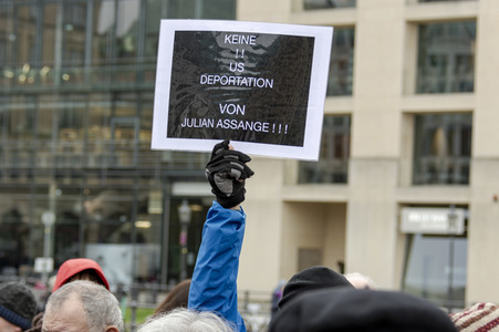 Enthüllung der Skupltur 'Anything to say?' in Berlin