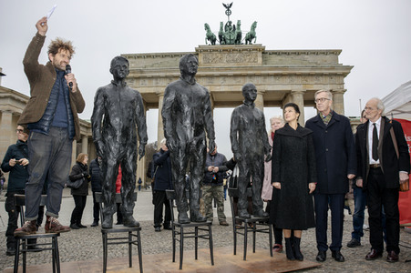 Enthüllung der Skupltur 'Anything to say?' in Berlin