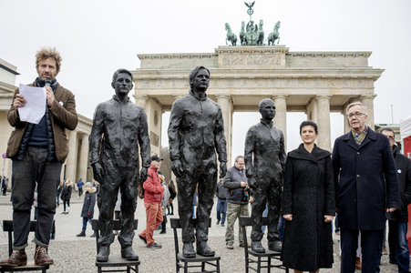Enthüllung der Skupltur 'Anything to say?' in Berlin