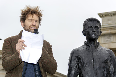 Enthüllung der Skupltur 'Anything to say?' in Berlin