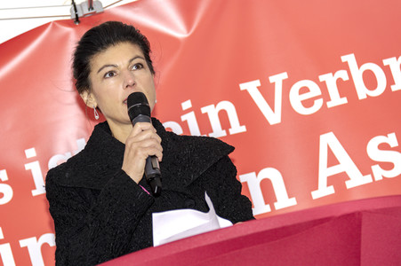 Enthüllung der Skupltur 'Anything to say?' in Berlin