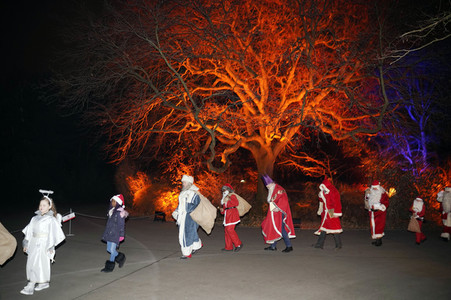 Weihnachtsmannvollversammlung der Berliner Weihnachtsmannzentrale im Tierpark Berlin