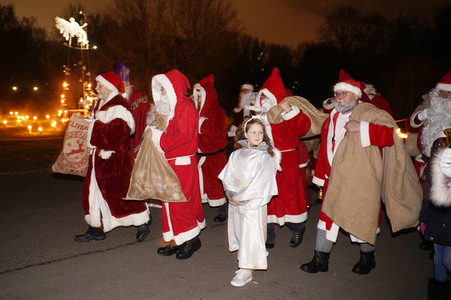 Weihnachtsmannvollversammlung der Berliner Weihnachtsmannzentrale im Tierpark Berlin