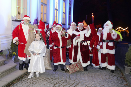 Weihnachtsmannvollversammlung der Berliner Weihnachtsmannzentrale im Tierpark Berlin