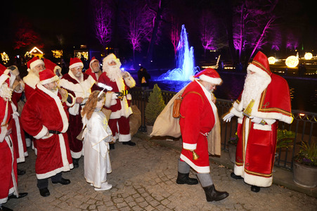 Weihnachtsmannvollversammlung der Berliner Weihnachtsmannzentrale im Tierpark Berlin
