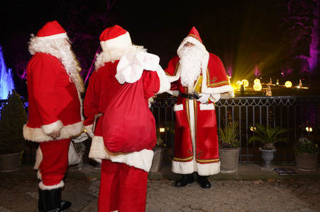 Weihnachtsmannvollversammlung der Berliner Weihnachtsmannzentrale im Tierpark Berlin