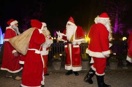 Weihnachtsmannvollversammlung der Berliner Weihnachtsmannzentrale im Tierpark Berlin