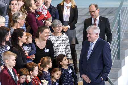 Angela Merkel empfängt Angehörige von Soldaten und Polizisten in Berlin