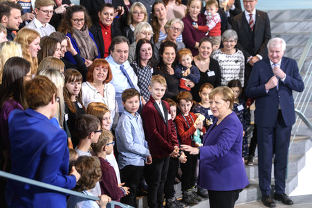 Angela Merkel empfängt Angehörige von Soldaten und Polizisten in Berlin