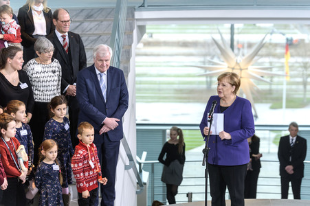 Angela Merkel empfängt Angehörige von Soldaten und Polizisten in Berlin