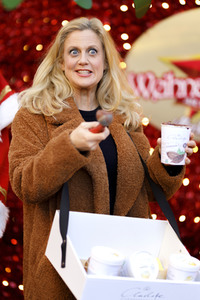 Barbara Schöneberger auf dem Weihnachtsmarkt in Köln