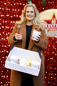 Barbara Schöneberger auf dem Weihnachtsmarkt in Köln