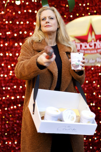 Barbara Schöneberger auf dem Weihnachtsmarkt in Köln