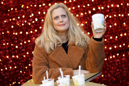Barbara Schöneberger auf dem Weihnachtsmarkt in Köln