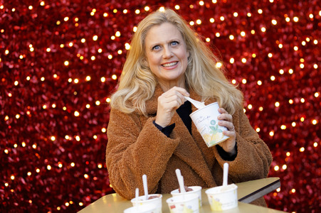 Barbara Schöneberger auf dem Weihnachtsmarkt in Köln