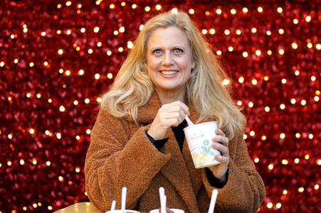 Barbara Schöneberger auf dem Weihnachtsmarkt in Köln