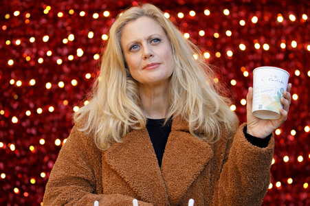 Barbara Schöneberger auf dem Weihnachtsmarkt in Köln